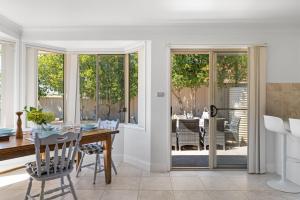 eine Küche und ein Esszimmer mit Tisch und Stühlen in der Unterkunft Sunny Days Villa Vincentia in Vincentia