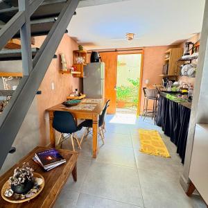 Η κουζίνα ή μικρή κουζίνα στο Loft Dreamtime - bem pertinho do Rio das Almas!