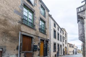 eine Gasse in einer alten Stadt mit Gebäuden in der Unterkunft LE CATELE - Studio RIOM - 3 pers - Vulcania - Puy de Dôme - Proche Clermont Ferrand in Riom