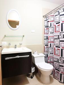 Ocean Club Apartment - Atlantic Tower في بلاياس: حمام مزود بمرحاض ومغسلة ومرآة