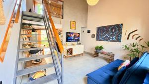 Μια τηλεόραση ή/και κέντρο ψυχαγωγίας στο Loft Dreamtime - bem pertinho do Rio das Almas!