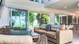 Et opholdsområde på New 4BDR Ocean Mountain View Villa - Mar a Mar