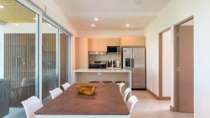 Køkken eller tekøkken på New 4BDR Ocean Mountain View Villa - Mar a Mar