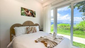 En eller flere senge i et værelse på New 4BDR Ocean Mountain View Villa - Mar a Mar + 38 billeder