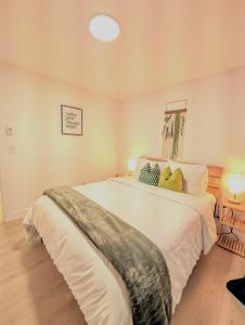 Кровать или кровати в номере The Sunset Haven- Cozy 2BR Basement Suite near White rock +7 фотографий