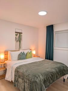 Кровать или кровати в номере The Sunset Haven- Cozy 2BR Basement Suite near White rock