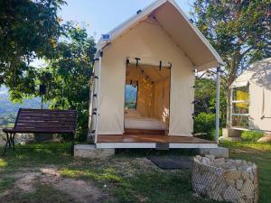 صورة لـ Cabaña tipi sapo con vista a la montaña في سيلفانيا