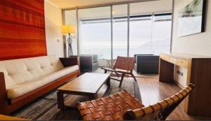 un salon avec un canapé et une table dans l'établissement Hermosa vista frente al puerto de Iquique, à Iquique