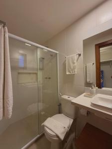 un bagno con doccia, WC e lavandino di Villa Bougainville 01 - Natú a Mata de Sao Joao