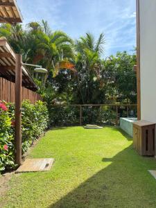 un cortile con erba e una recinzione con un frisbee di Villa Bougainville 01 - Natú a Mata de Sao Joao