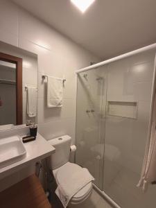 un bagno con doccia, WC e lavandino di Villa Bougainville 01 - Natú a Mata de Sao Joao Altre 12 foto