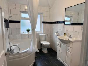 Koupelna v ubytování Modern 2-Bed House, Enfield- Parking, Quiet Area + 14 fotografií