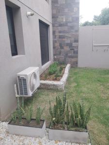 a air conditioner sitting on the side of a house at Las Pircas PB in Alta Gracia