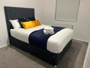 Postel nebo postele na pokoji v ubytování Modern 2-Bed House, Enfield- Parking, Quiet Area