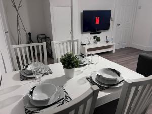 TV a/nebo společenská místnost v ubytování Modern 2-Bed House, Enfield- Parking, Quiet Area