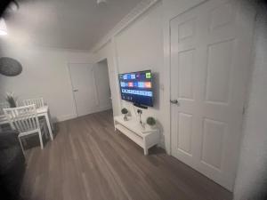 TV a/nebo společenská místnost v ubytování Modern 2-Bed House, Enfield- Parking, Quiet Area