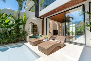 Πισίνα στο ή κοντά στο Brand-New Luxury Villa Jacuzzi, Pool & Cinema in Seseh +22 φωτογραφίες