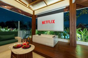 Μια τηλεόραση ή/και κέντρο ψυχαγωγίας στο Brand-New Luxury Villa Jacuzzi, Pool & Cinema in Seseh