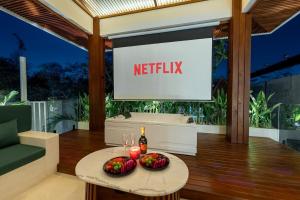 Ποτά στο Brand-New Luxury Villa Jacuzzi, Pool & Cinema in Seseh