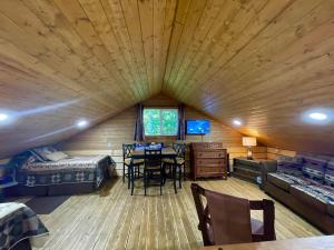 Riverfront, Authentic, Luxury Log Cabin-Bison في واسيلا: غرفة بسرير وطاولة في كابينة