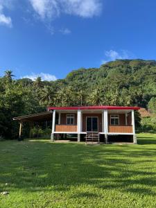 una casa con una montaña al fondo en Villa Blue Lagoon Tahaa, en Tahaa
