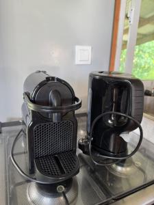 Una cafetera colocada encima de un mostrador en Villa Blue Lagoon Tahaa, en Tahaa