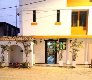 Budova, kde se hotel nachází + 2 fotografie