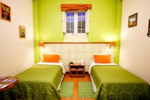 2 camas en una habitación con paredes verdes y ventana en Lima Wari Hotel Boutique, en Lima 37 fotos más