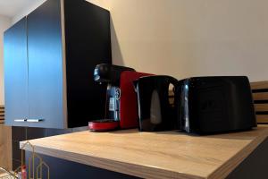 een aanrecht met een koffiezetapparaat bij Le Cocon Rollin - Moderne & Confort in Roanne