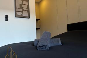 een bed met een sok erop bij Le Cocon Rollin - Moderne & Confort in Roanne