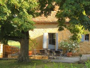 ein Tisch und Stühle vor einem Haus in der Unterkunft Maison Milou in Beynac-et-Cazenac
