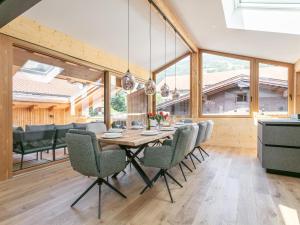 Hopfgarten Alpin Living Top 5 في هوبفغراتن إم بريكسنتال: غرفة طعام بها طاولة وكراسي