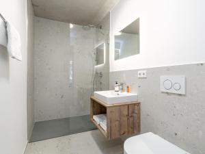 Hopfgarten Alpin Living Top 4 في هوبفغراتن إم بريكسنتال: حمام أبيض مع حوض ودش