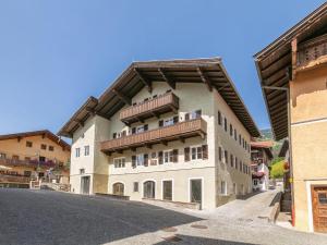 Hopfgarten Alpin Living Top 4 في هوبفغراتن إم بريكسنتال: مبنى بلكونات على جانب شارع