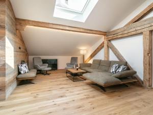 Hopfgarten Alpin Living Top 5 في هوبفغراتن إم بريكسنتال: غرفة معيشة مع أريكة وكرسيين