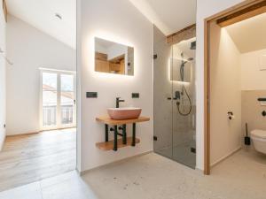 Hopfgarten Alpin Living Top 5 في هوبفغراتن إم بريكسنتال: حمام مع حوض ودش +32 صورة