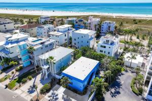 een luchtfoto van de appartementengebouwen en het strand bij Blue Ocean Suites by Beachside Management in Siesta Key