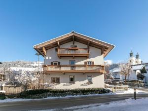 a building with a balcony on the side of a road at Föchlhaus am Marktgraben in Hopfgarten im Brixental
