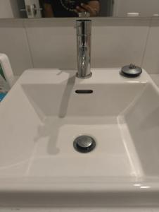 Ένα μπάνιο στο 2 Serene rooms with beautiful creek views