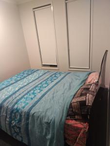 Postel nebo postele na pokoji v ubytování 2 Serene rooms with beautiful creek views + 3 fotografie