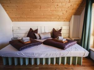 Un pat sau paturi într-o cameră la Designchalets Falkertsee