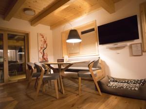 Un televizor și/sau centru de divertisment la Designchalets Falkertsee