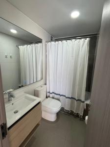 Departamento Familiar Premium Vista Mar Playa Blanca في Playa Blanca: حمام مزود بمرحاض ومغسلة ومرآة