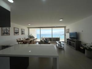 Departamento Familiar Premium Vista Mar Playa Blanca في Playa Blanca: غرفة معيشة مطلة على المحيط