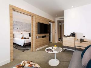 TV a/nebo společenská místnost v ubytování Novotel Tunis Lac