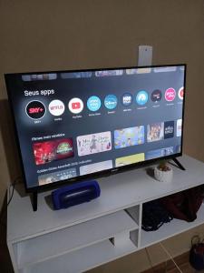 a flat screen tv sitting on top of a white table at Chácara pedacinho do paraíso in Cesário Lange