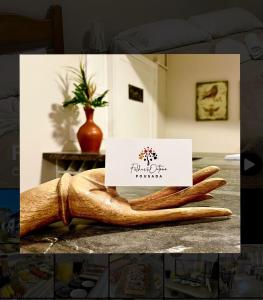 Pousada Folhas de Outono في كانيلا: صورة يد عليها لافتة