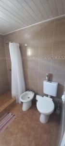 un bagno con wc e bidet di La Nona a General Belgrano Altre 12 foto