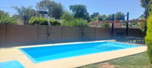una piscina in un cortile con una recinzione di La Nona a General Belgrano