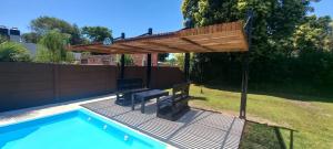 pergolato in legno sopra la piscina di La Nona a General Belgrano
